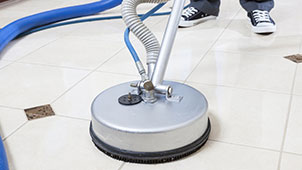 A tool called spinner performing the cleaning of ceramic tiles and grout.
